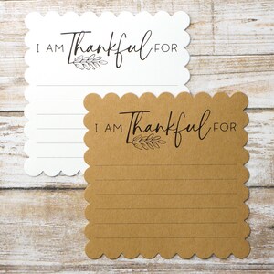 Tarjetas de agradecimiento / Tarjeta impresa de Acción de Gracias o Friendsgiving para la mesa / Cuadrada festoneada de 4.5 pulgadas Mix of Brown & White