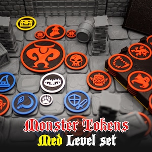 Puede incluir: Una colección de fichas de monstruos coloridas con varios diseños, incluyendo calaveras, criaturas y símbolos. Las fichas están dispuestas sobre una superficie gris texturizada, con el texto "Monster Tokens Med Level set" en la parte inferior.
