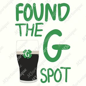 以下が含まれることがあります： 「FOUND THE G SPOT」という緑色のテキストのグラフィック。 シャムロックと文字「G」が入った黒ビール1パイント。 背景は白です。