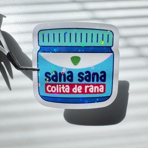 Autocollant Sana Sana Colita de Rana | Autocollant Vicks | autocollant holographique latina | Ponte Vicks | Sticker mexicain