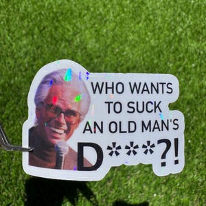 Puede incluir: Una pegatina holográfica con la imagen de un hombre mayor sonriente con gafas y un micrófono. La pegatina tiene el texto "WHO WANTS TO SUCK AN OLD MAN'S D***?!" en negrita y letras negras.