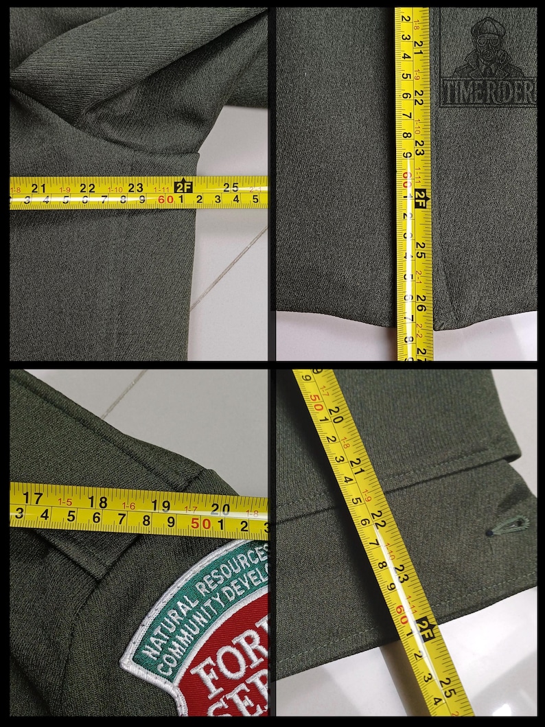 Pode incluir: Fotos em close-up de uma jaqueta verde-escura com um patch que diz "NATURAL RESOURCES COMMUNITY DEVELOPMENT". A jaqueta &eacute; medida com uma fita m&eacute;trica amarela, mostrando um comprimento de aproximadamente 63,5 cm. A marca "TIME RIDER" &eacute; vis&iacute;vel.