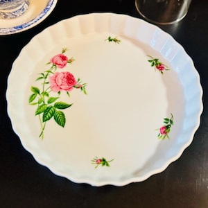 Christinholm 10” Rose Porcelain Pie Dish – Scalloped Floral Quiche Plate – Vintage-Inspired Bakeware