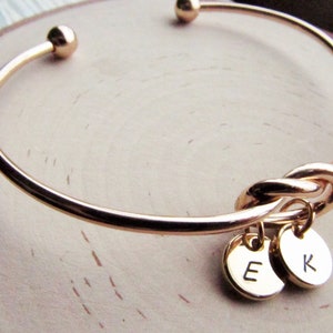 Mothers Day Gift Ideas, Personalized Gold Bracelet for Mom, Initial Charm Bracelet with Round Letter Discs, Mother Jewelry 1 2 3 4 Kids