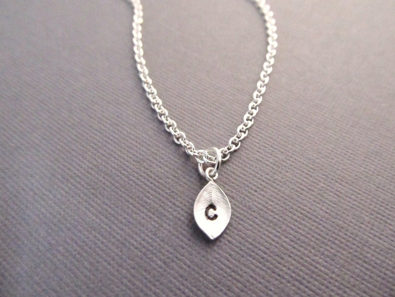 Cheap Gifts for Girls Friend Dainty Leaf Necklace Personalized with Initial Petite Jewelry for Her Silver Custom Letter Charm Necklace
