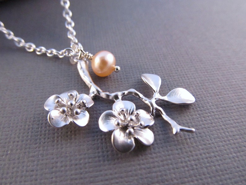 Collier de fleurs de cerisier, branche dargent avec perle deau douce, collier pendentif, collier Sakura, collier demoiselle dhonneur, bijoux de fille de fleurs image 2