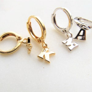 Boucles doreilles initiales en or ou en argent, minuscules lettres de lalphabet Huggie Hoops, bijoux délicats pour ses femmes filles, Huggies sans nickel image 4