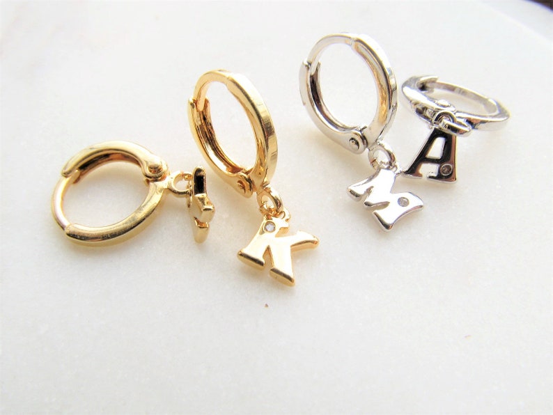 Boucles doreilles initiales en or ou en argent, minuscules lettres de lalphabet Huggie Hoops, bijoux délicats pour ses femmes filles, Huggies sans nickel image 4