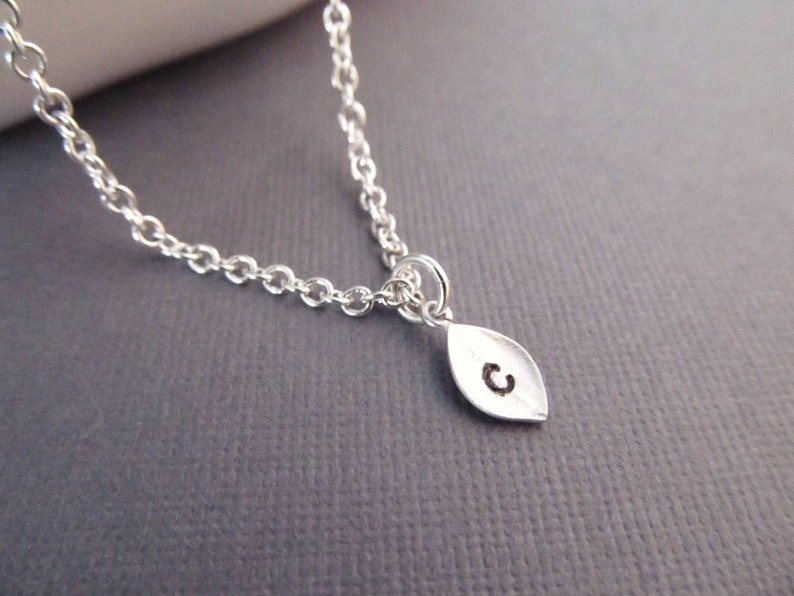 Cheap Gifts for Girls Friend Dainty Leaf Necklace Personalized with Initial Petite Jewelry for Her Silver Custom Letter Charm Necklace