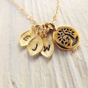 Personalized Gift for Mom, Family Tree Necklace in Gold, Mom Initial Necklace with Tree of Life Pendant, Jewelry Gift for Mother or Grandma