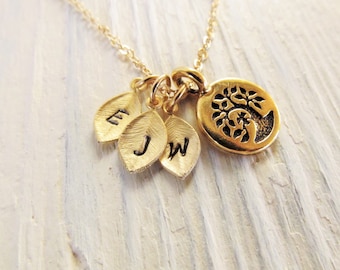 Personalized Gift for Mom, Family Tree Necklace in Gold, Mom Initial Necklace with Tree of Life Pendant, Jewelry Gift for Mother or Grandma