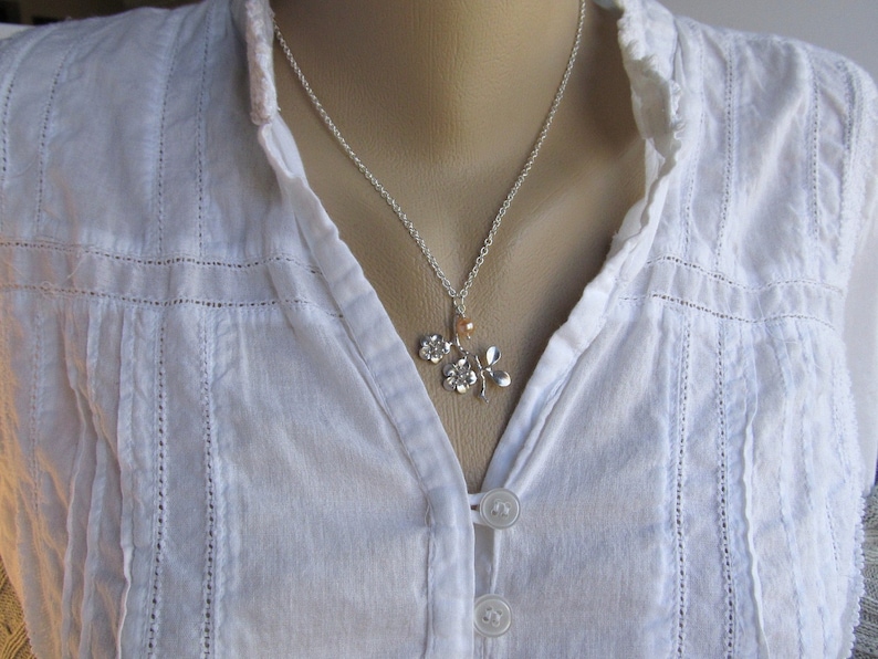 Collier de fleurs de cerisier, branche dargent avec perle deau douce, collier pendentif, collier Sakura, collier demoiselle dhonneur, bijoux de fille de fleurs image 5