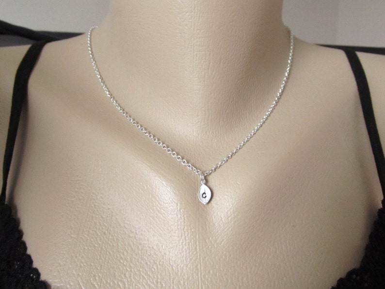Cheap Gifts for Girls Friend Dainty Leaf Necklace Personalized with Initial Petite Jewelry for Her Silver Custom Letter Charm Necklace