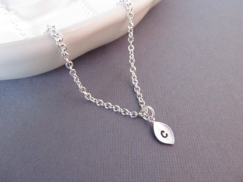 Cheap Gifts for Girls Friend Dainty Leaf Necklace Personalized with Initial Petite Jewelry for Her Silver Custom Letter Charm Necklace