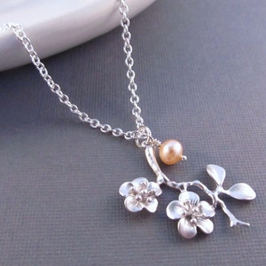 Collier de fleurs de cerisier, branche dargent avec perle deau douce, collier pendentif, collier Sakura, collier demoiselle dhonneur, bijoux de fille de fleurs image 1