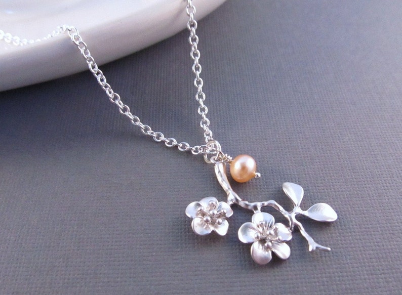 Collier de fleurs de cerisier, branche dargent avec perle deau douce, collier pendentif, collier Sakura, collier demoiselle dhonneur, bijoux de fille de fleurs image 1