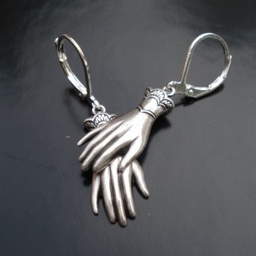 Boucles d'oreilles faites main, Boucles d'oreilles pendantes en argent, Bijoux macabres, Boucles d'oreilles tendance, Boucles d'oreilles d'Halloween, Gants victoriens, Bijoux chiromancie