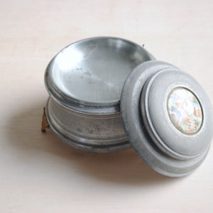 Vintage Jewelry Music Box, Round Silver Box image 8