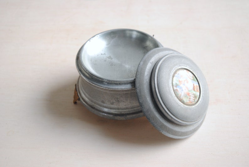 Vintage Jewelry Music Box, Round Silver Box image 8