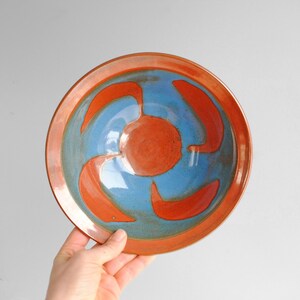 Puede incluir: Un juego de tres tazas de cerámica con un acabado mate moteado. Cada taza presenta un color diferente: azul claro, crema y gris. Las tazas tienen un diseño simple y moderno y un asa cómoda.