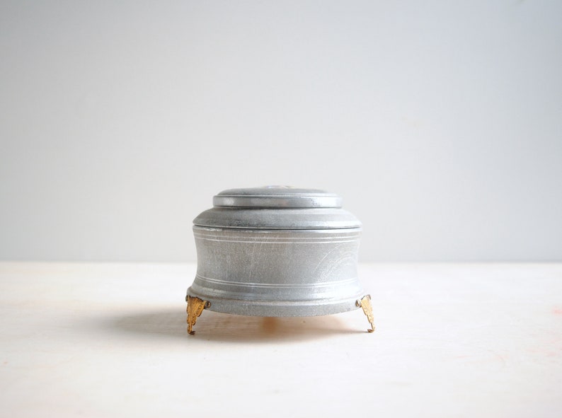 Vintage Jewelry Music Box, Round Silver Box image 4