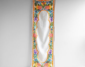Vintage handgeborduurde linnen tafelloper met kleurrijk bloemmotief