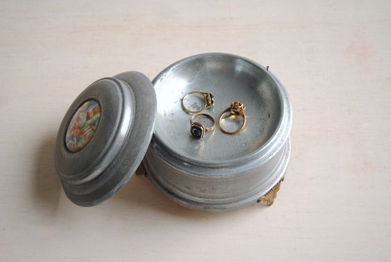 Vintage Jewelry Music Box, Round Silver Box image 2