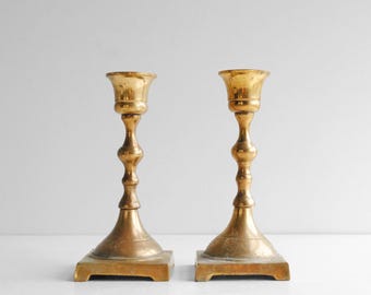 Par de candelabros antiguos de latón, portavelas de latón de 14 cm de altura.