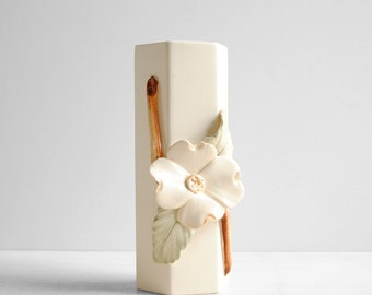 Vaso da fiori vintage in ceramica fatto a mano con fiore bianco