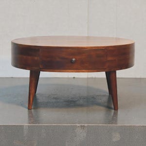 Mesa de centro redonda de madera de mango de mediados de siglo con cajón