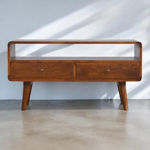 曲線のある栗材のメディアユニット – 引き出し 2 つ付き木製 TV コンソール