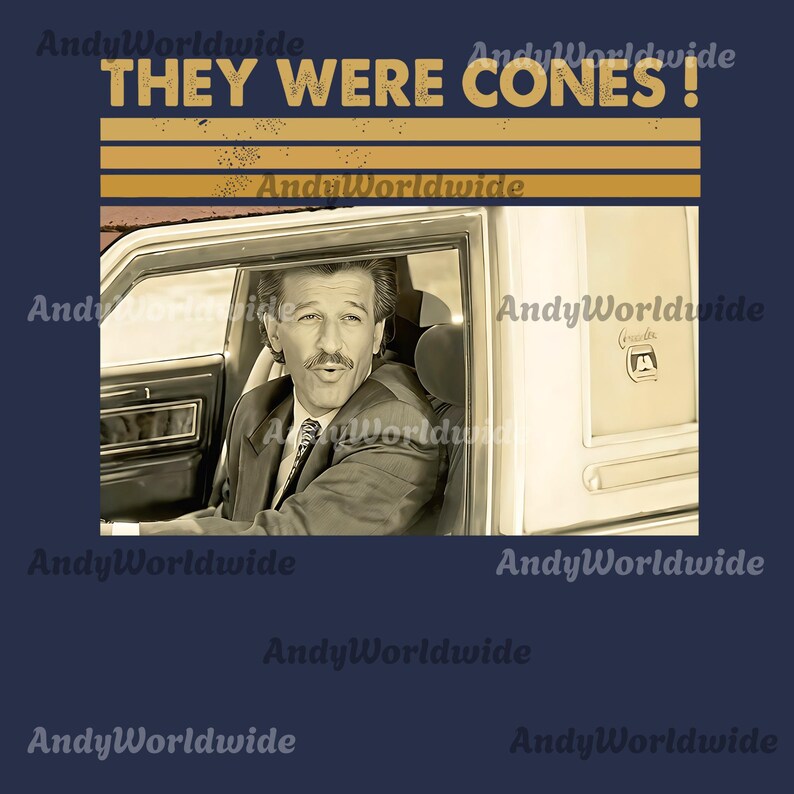 Puede incluir: Camiseta gr&aacute;fica azul marino con el texto "THEY WERE CONES!" en una fuente retro. La imagen presenta a un hombre en un coche, con el texto y los elementos de dise&ntilde;o en un estilo vintage. El dise&ntilde;o incluye rayas horizontales.