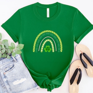 Shamrock Rainbow St Patrick&#39;s Day Shirt: Lucky Irish Tee
