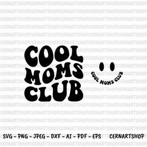Puede incluir: Diseño gráfico en blanco y negro con el texto "Cool Moms Club" en un estilo de fuente retro. El diseño incluye una cara sonriente con dos puntos para los ojos.