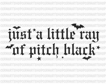 Puede incluir: Texto negro sobre fondo blanco que dice "just a little ray of pitch black" en una fuente gótica, con ilustraciones de murciélagos y estrellas. La imagen también incluye opciones de formato de archivo: SVG, PNG, JPEG, DXF, AI, PDF y EPS.