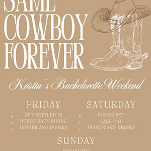 Può includere: Un invito color beige con il testo "SAME COWBOY FOREVER" in bianco. L'invito è per il weekend di addio al nubilato di Kristin e elenca le attività per venerdì, sabato e domenica. L'invito presenta un disegno a linea di un cappello da cowboy e stivali.
