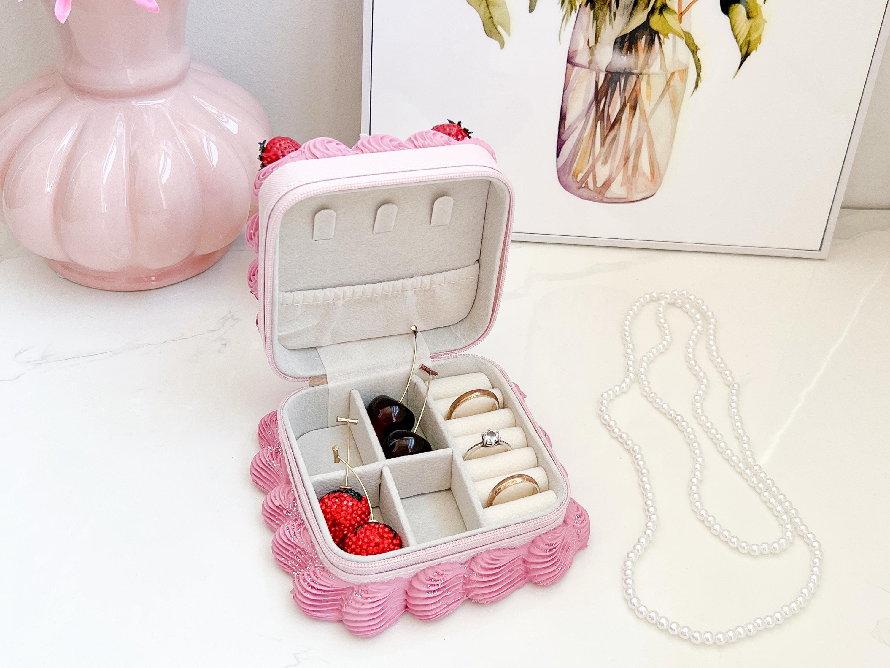 ピンクの合成皮革製ジュエリーボックス：フェイクストロベリーケーキ