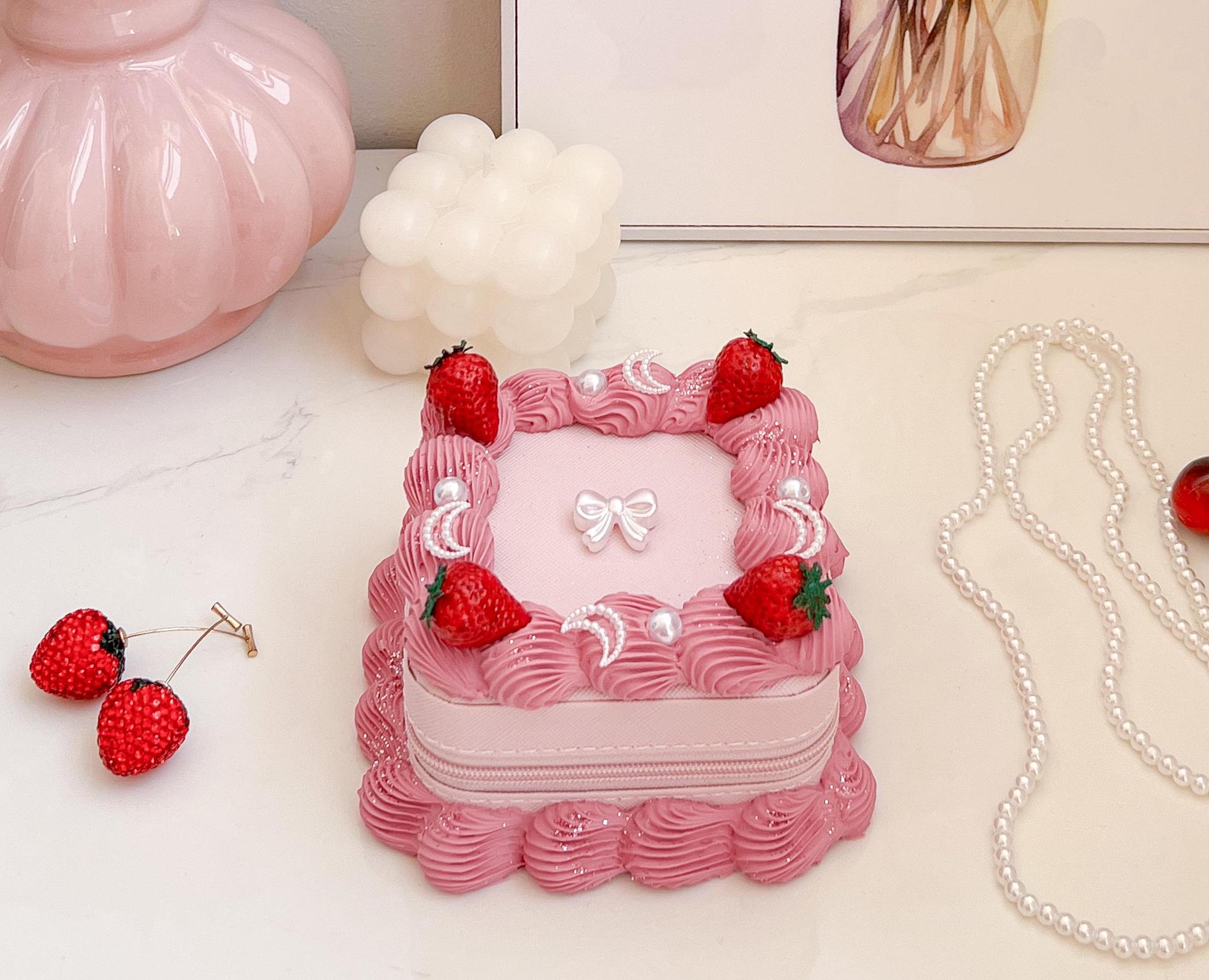 ピンク 合成皮革 ジュエリーボックス ピンクの合成皮革製ジュエリーボックス：フェイクストロベリーケーキ