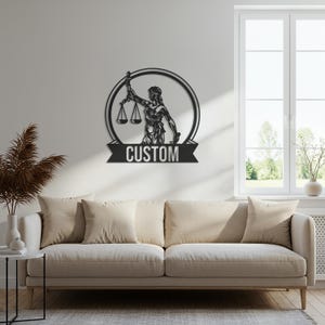 Benutzerdefinierte Justitia Metallwandkunst, personalisiertes Kanzleidekor, Frau Geschenk, weibliches Rechtssymbol Skulptur, Zeichen für Gerechtigkeit