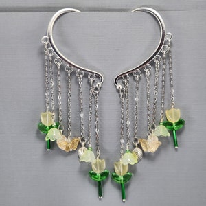 Puede incluir: Pendientes de aro de plata con múltiples cadenas y abalorios de flores verdes y blancas.
