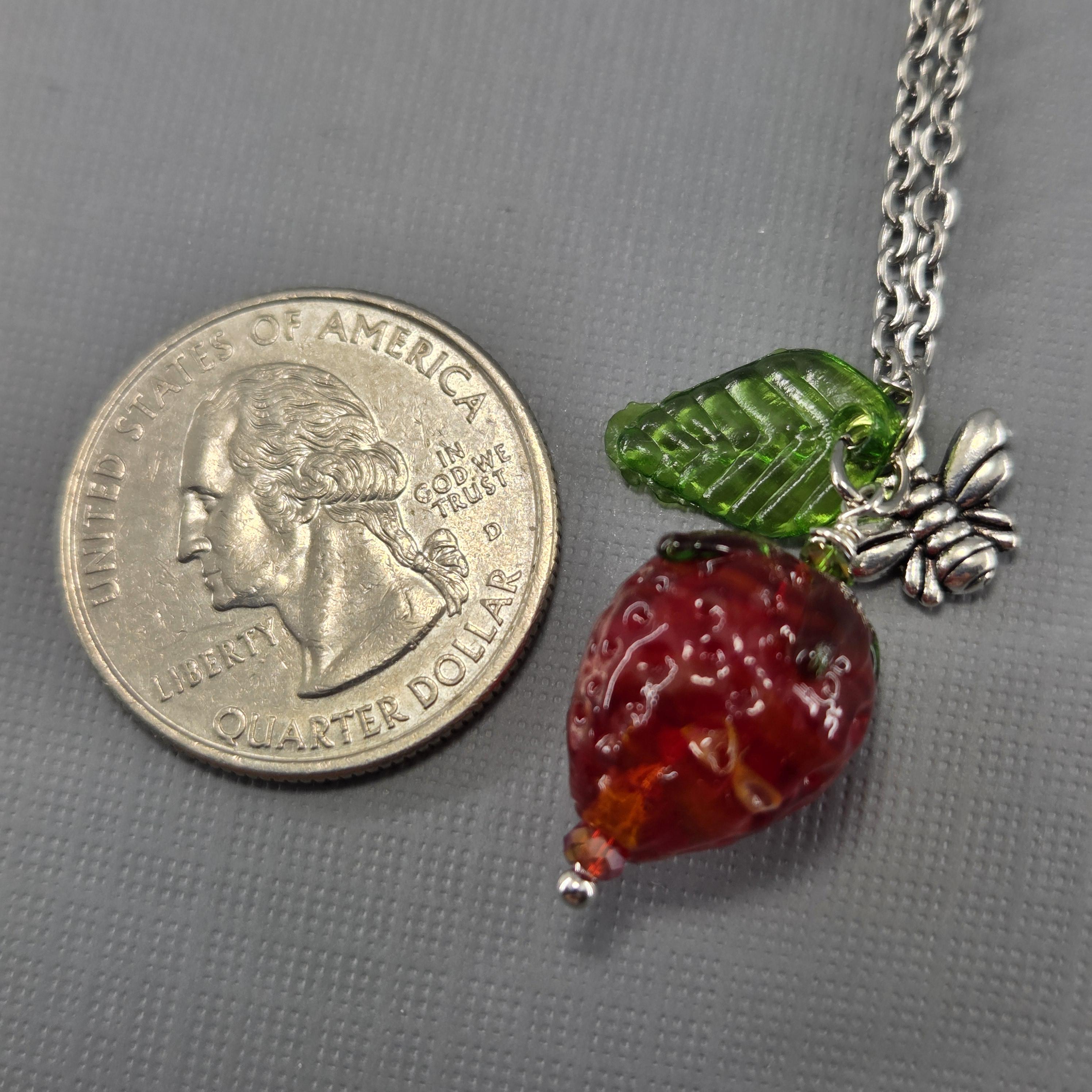 ストロベリーネックレス 赤いランプワーク イチゴと銀の蜂 - Etsy 日本