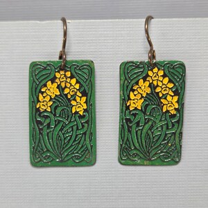 Gioielli celtici con narcisi dipinti a mano, in rame riciclato inciso. Scegli tra orecchini, collana o set. earrings