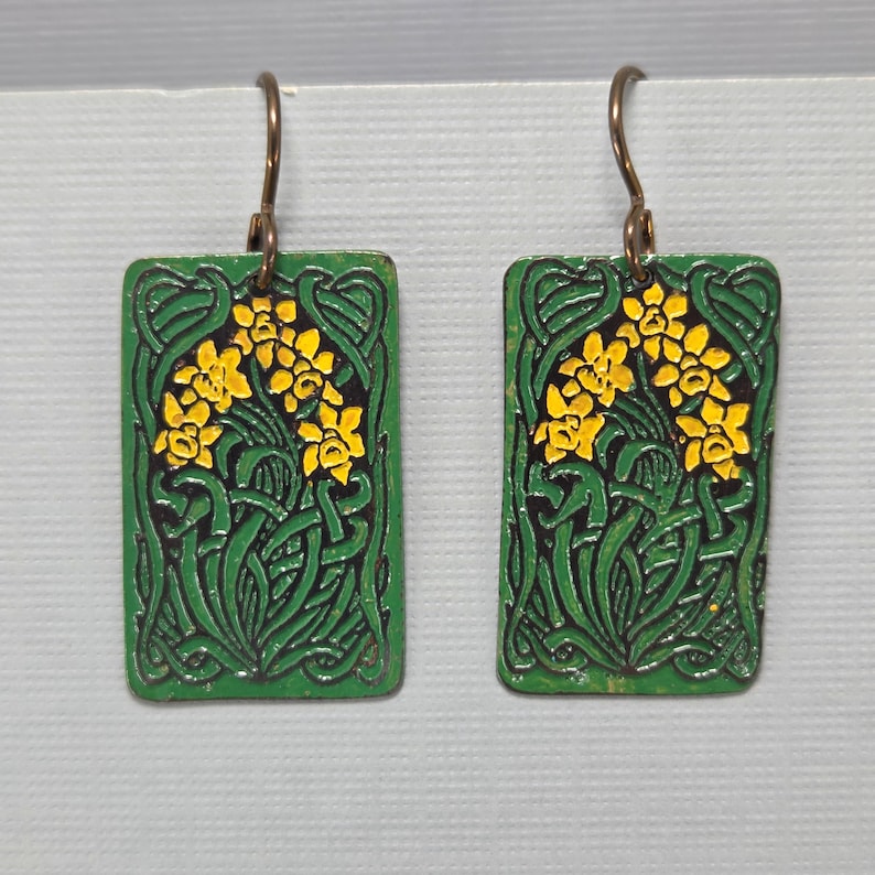 Gioielli celtici con narcisi dipinti a mano, in rame riciclato inciso. Scegli tra orecchini, collana o set. earrings