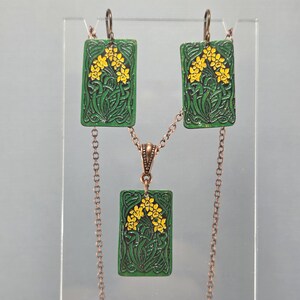 Gioielli celtici con narcisi dipinti a mano, in rame riciclato inciso. Scegli tra orecchini, collana o set. immagine 6