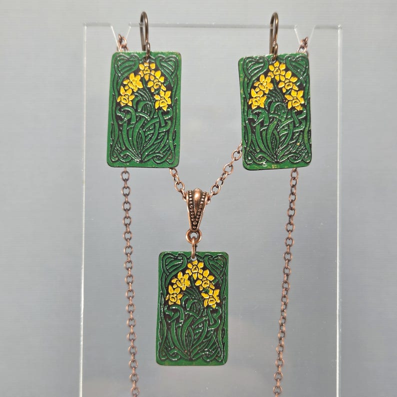 Gioielli celtici con narcisi dipinti a mano, in rame riciclato inciso. Scegli tra orecchini, collana o set. immagine 6