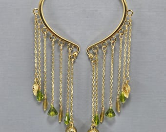 Brinco de pressão dourado em formato de bolota, perfeito para o Dia de Ação de Graças, sem necessidade de furo na orelha. Disponível em par ou individualmente.