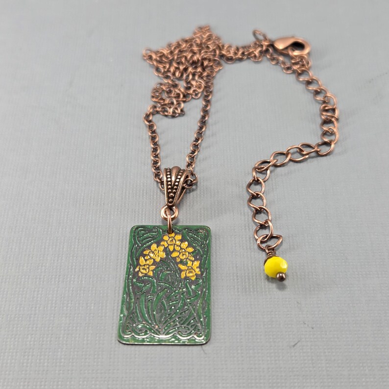 Gioielli celtici con narcisi dipinti a mano, in rame riciclato inciso. Scegli tra orecchini, collana o set. immagine 5