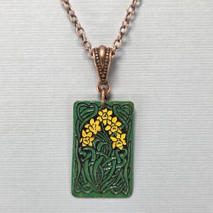 Gioielli celtici con narcisi dipinti a mano, in rame riciclato inciso. Scegli tra orecchini, collana o set. necklace