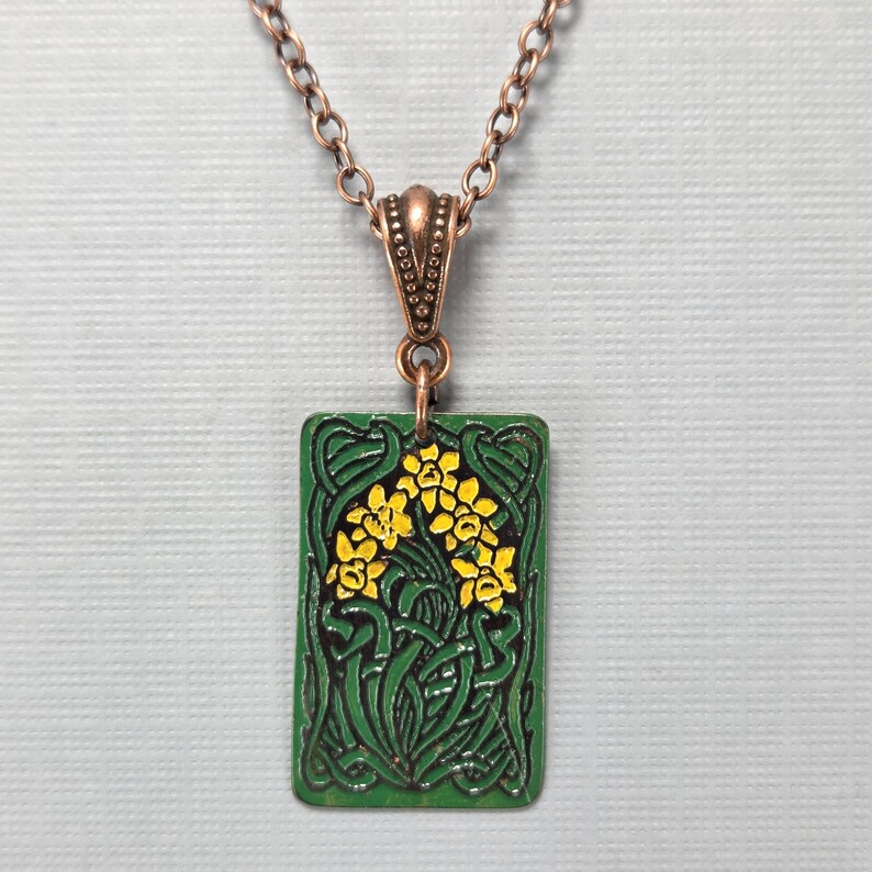 Gioielli celtici con narcisi dipinti a mano, in rame riciclato inciso. Scegli tra orecchini, collana o set. necklace