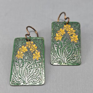 Gioielli celtici con narcisi dipinti a mano, in rame riciclato inciso. Scegli tra orecchini, collana o set. immagine 4